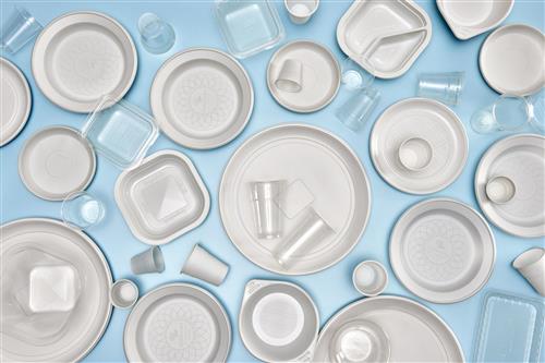 Plastica monouso “illegale” ancora sul mercato, la filiera della bioplastica italiana ora chiede un intervento